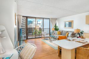 Waikiki Banyan Cozy Condo Suite - Ocean View with Free Parking!