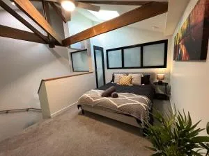 Well located Apt with Loft Bedroom & Aircon - Forth
