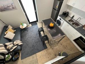 Well located Apt with Loft Bedroom & Aircon