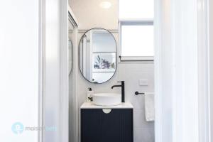 Studio Apt With Parking Balcony & Water Views