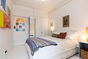 Top Floor 1 Bedroom Apt with Views Close To CBD