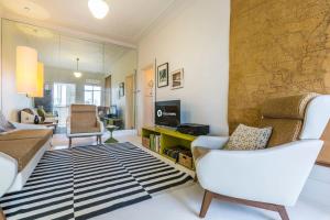 Top Floor 1 Bedroom Apt with Views Close To CBD