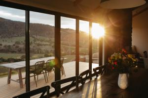 The Pickers Hut - Luxury Farm Stay