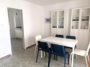 Apartamento en 2ª línea de playa con terraza, parking y WIFI, cerca de comercios. - ES-258-119