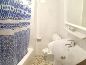 Apartamento en 2ª línea de playa con terraza, parking y WIFI, cerca de comercios. - ES-258-119