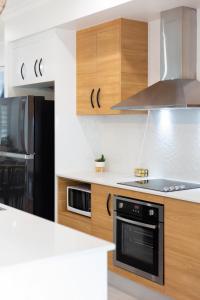 Hamptons Spa Villa - Edge Hill Cairns sleeps 9 Pet Friendly