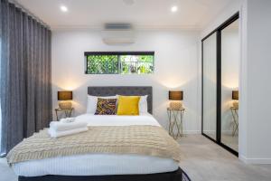 Hamptons Spa Villa - Edge Hill Cairns sleeps 9 Pet Friendly