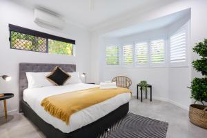 5 Star Villa in Tropical location with Patio and Hot Tub 3 bedroom 2 Bath