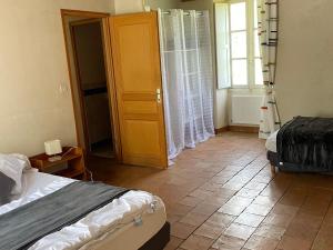 Spacieuse maison au bord de la rivière, proche du Mans, avec équipements modernes, idéale pour familles - FR-1-410-440