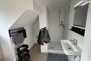 Frisch renovierte Ferienwohnung Haldenblick für 2-4 Personen, zentral gelegen