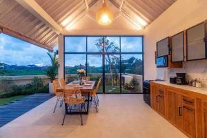 New 3BR villa,Sunset &ricefield views Canggu area!