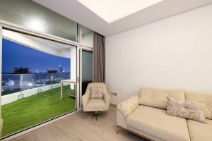 Stylish Palm Jumeirah Stay Sea, Burj Views, Gym & Pool