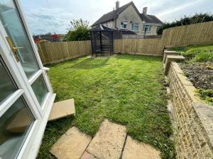 Peaceful 3BR Bath Home, Sleeps 6, Driveway Parking, Families & Contractors Stay