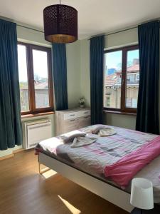 Rio Sunny 2BDR Apt near NDK - Metro - non-stop paid public Parking