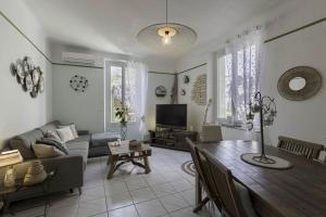 La Maison Fleurie by Halldis