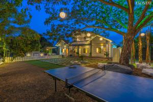 EKO STAY- Lakefront Villa