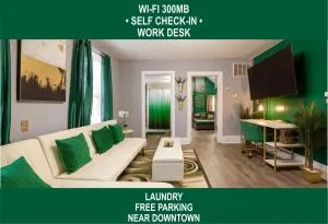 The Tremont Emerald - By Christmas Story House - Historic Charm & Modern Comfort Near Downtown With Parking, 300MB Wifi & Self Check-In - إنديبندنس