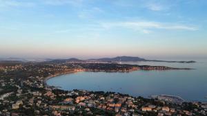 VUE EPOUSTOUFLANTE SUR BANDOL & LA MER 2 pièces, piscine tout confort 4 étoiles, très calme, terrasse spacieuse sans vis à vis, parking privé résidence standing
