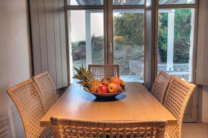 Villa Cycladique avec piscine à débordement vue imprenable sur la mer