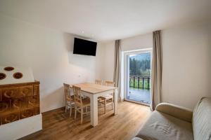 Silbernagl sonnig mit Gartenblick