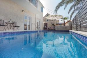 Villa Capitis in the Centre Two units- Private Pool Villa & Balcony Apartment with No Pool