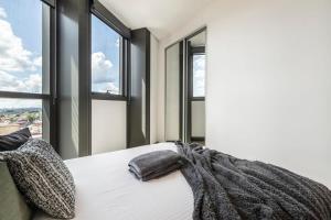 Spacious 2 bedroom apartment with Free parking-00189