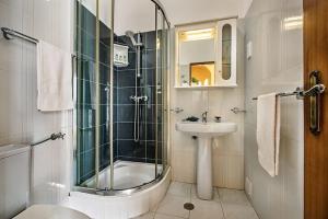 Villa Cabrita, Superb location, large villa, walk to restaurants, supermarkets beach