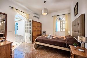 Villa Cabrita, Superb location, large villa, walk to restaurants, supermarkets beach