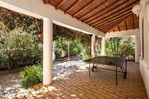 Villa Cabrita, Superb location, large villa, walk to restaurants, supermarkets beach