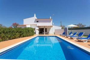 Casa Silver, Gale - Sleeps 9 close to amenities and beach!