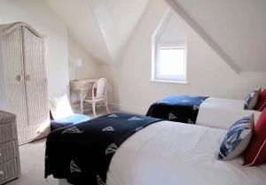 Ivy House - Seafront house with garden seating and stunning sea views! - Ocholo Villas