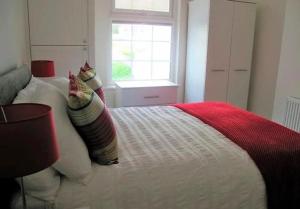 Ivy House - Seafront house with garden seating and stunning sea views! - Ocholo Villas