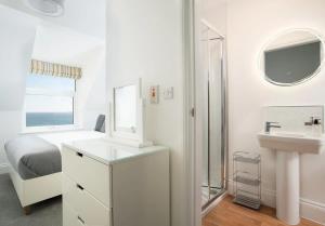 Abalyne Beach House - Stunning 4 bedroom beach house, Sea views throughout, modern and bright house