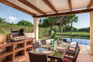Villa Palm Golfe, fantastic house on Vila Sol course, kids pool, aircon