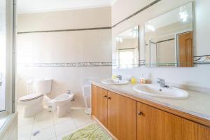 Villa Mina - Large house sleeps 9, walk to beach, golf and shops