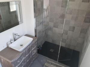 Villas MAISON CONTEMPORAINE a 5KM DE BIARRITZ AVEC JACUZZI : photos des chambres