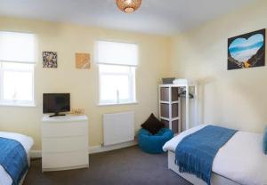 Beach Rest - Sleeps 5 great central location