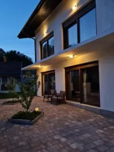 OLD TOWN ROAD - Netretić