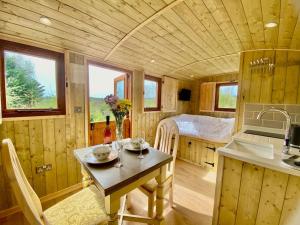 Romantic Hut Retreat: Hot Tub, Firepit + Views