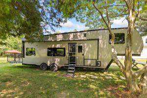 Waterfront Getaway, Dock Your Boat & Play!