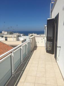 Zimmer mit Kingsize-Bett und Meerblick