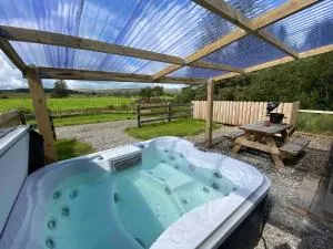 Forest View Cottage - Private Hot Tub - Garvagh