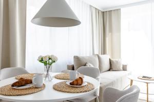 Nowoczesny Apartament Very Berry w Poznaniu z Parkingiem i Biurkiem by Noclegi Renters