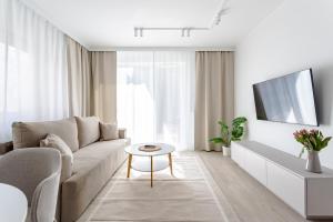 Nowoczesny Apartament Very Berry w Poznaniu z Parkingiem i Biurkiem by Noclegi Renters