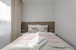 Nowoczesny Apartament Very Berry w Poznaniu z Parkingiem i Biurkiem by Noclegi Renters