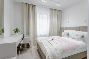 Nowoczesny Apartament Very Berry w Poznaniu z Parkingiem i Biurkiem by Noclegi Renters
