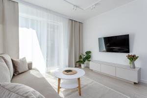 Nowoczesny Apartament Very Berry w Poznaniu z Parkingiem i Biurkiem by Noclegi Renters