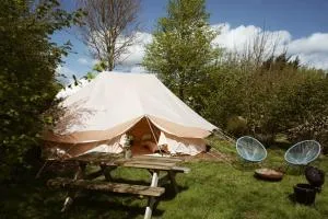 Familie Bell Tent Emperor op rustig park - 奥尔德伯科普
