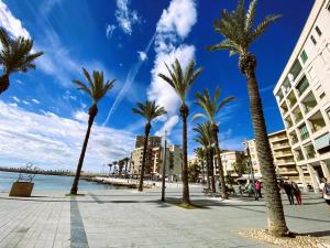 Sunny Penthouse close to everything