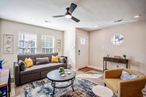 Winter Retreat 3b 3ba Huge backyard Mins from Downtown